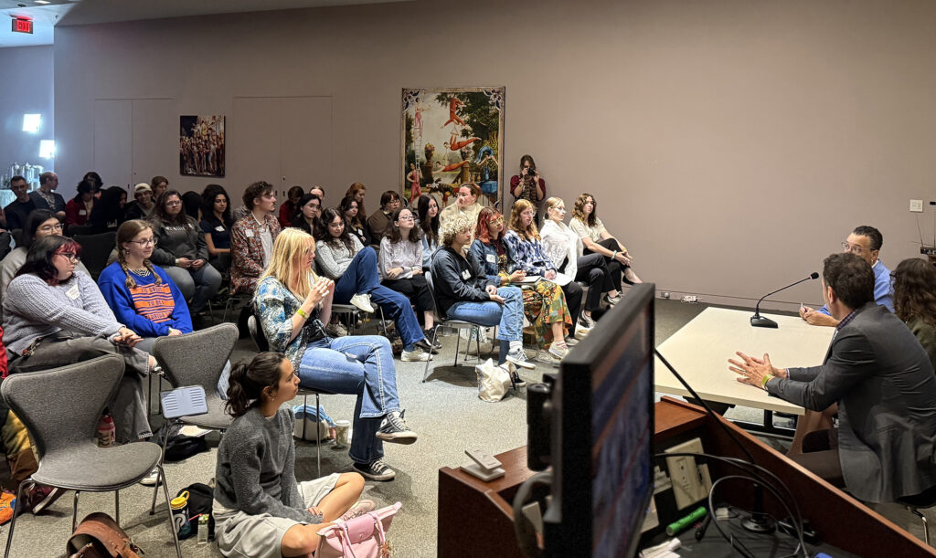there is a group of people that are sitting in chairs in a room
